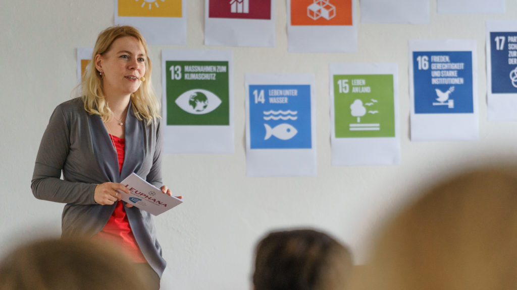Was bedeuten die UN Nachhaltigkeitsziele (SDGs) für die Wirtschaft? Tina Teucher Speakerin Sprecherin Moderatorin 17 Ziele Konferenz Leuphana