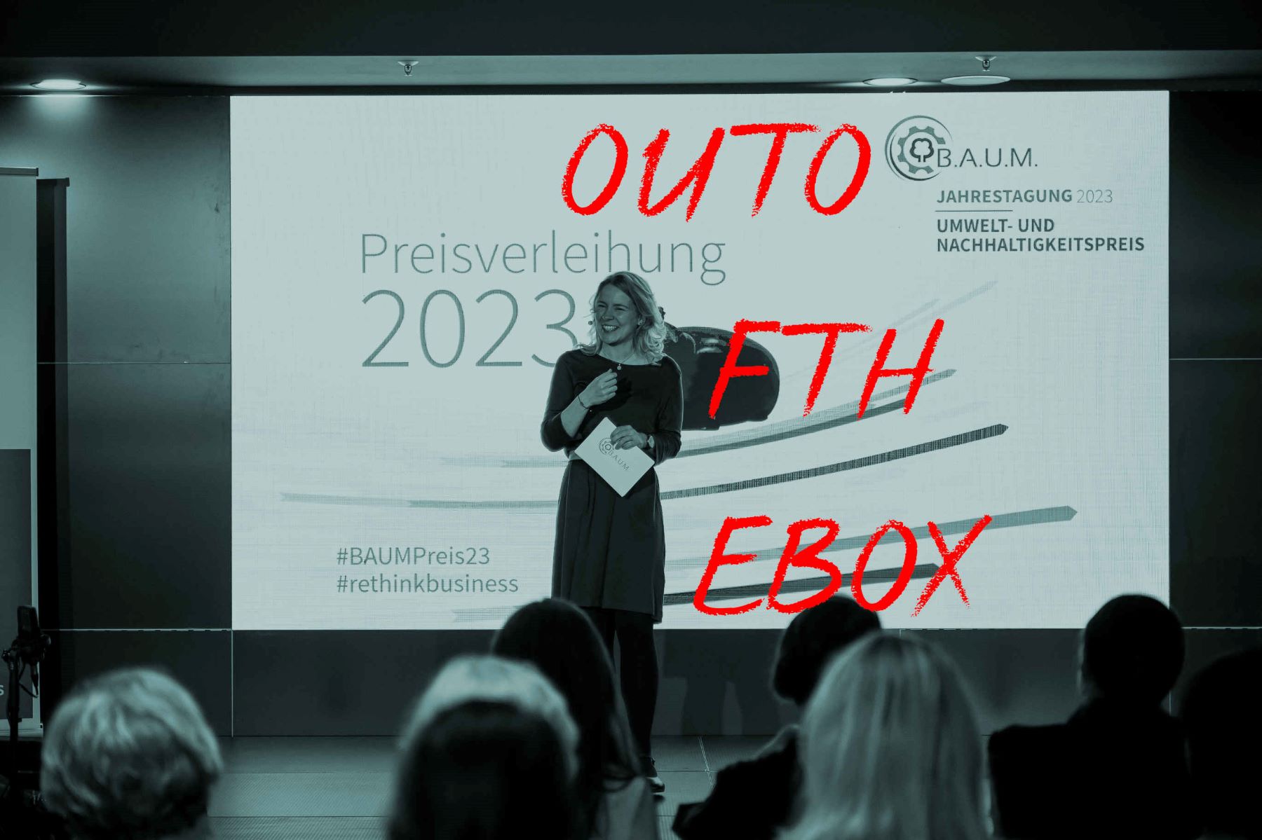 Tina Teucher, Moderator für Nachhaltigkeit, B.A.U.M.-Preisträger Preisverleihung 2024; Text auf Bild: OUTO FTH EBOX