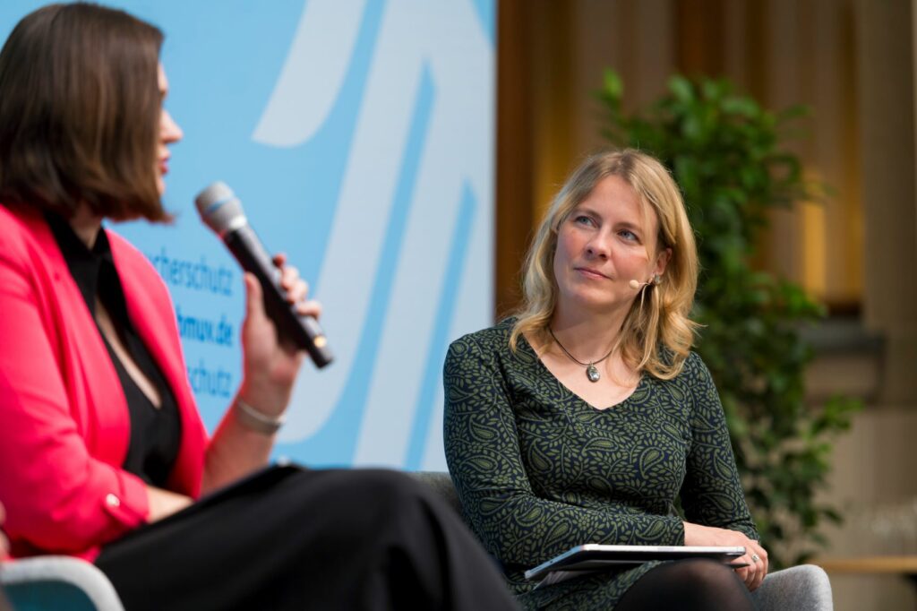 Podiumsdiskussion beim Forum Wiederherstellung der Natur 2024, moderiert durch Tina Teucher