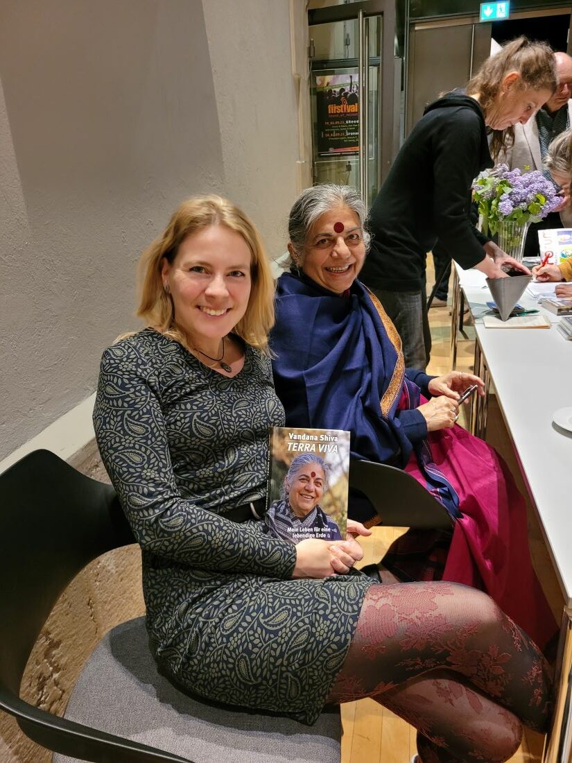 Tina Teucher und die alternative Nobelpreisträgerin Vandana Shiva