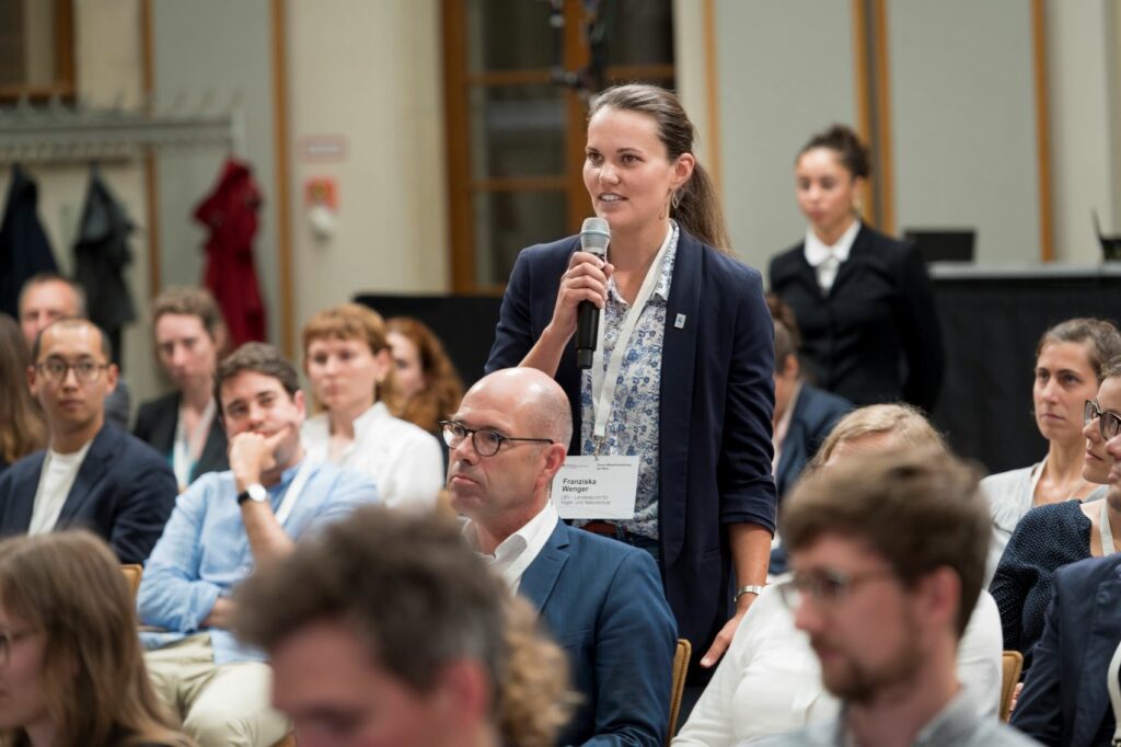 Publikumsbeitrag bei moderierter Podiumsdiskussion 2024