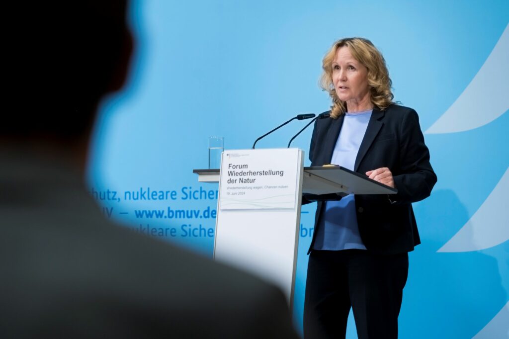 Bundesumweltministerin Steffi Lemke spricht beim Forum Wiederherstellung der Natur, Moderation: Tina Teucher